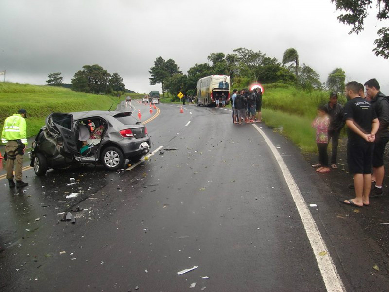 Acidente com ônibus do cantor Michel Teló mata três pessoas no Paraná