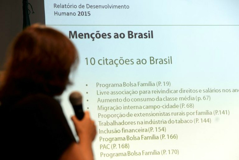 IDH revela como a desigualdade afeta o Brasil Andréa Bolzon, do Pnud, apresenta citações ao Brasil no relatório do Pnud, nesta segunda-feira 14, em Brasília (Foto: Divulgação)