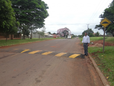 Prefeitura de Amambai atende pedidos do vereador Nicoline Vereador Nicoline, durante vistoria ao quebra-molas implantado na rua da República, entre as ruas Elpídio Pereira da Rosa e Francisco Cerejo Neto / Foto: Moreira Produções