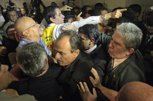 Votação do Orçamento 2012 gera confusão na Câmara Votação do Orçamento 2012 gera confusão na Câmara