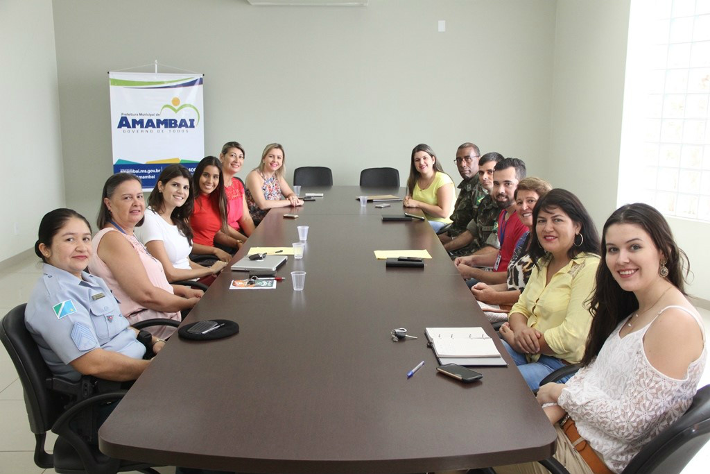 Reunião na Prefeitura de Amambai definiu programação alusiva ao Dia Internacional da Mulher. / Foto: Robson Fritzen