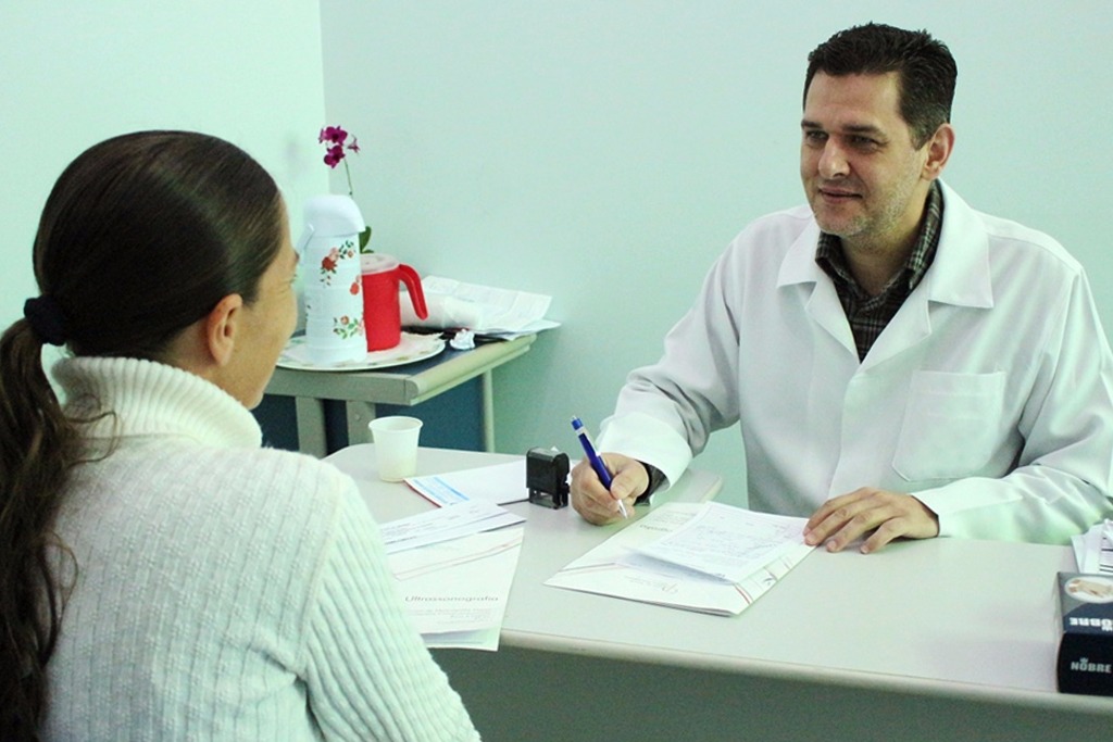 Dr. Baggio durante atendimento realizado na Hospital RegionalFoto: Decom