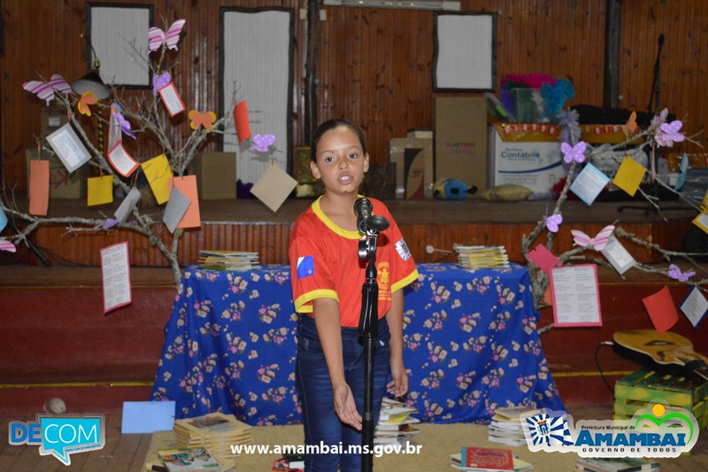 Com apresentações de poesia, música, teatro e até mesmo contação de histórias, os estudantes da educação inclusiva de Amambai puderam compartilhar seus talentos / Foto: Moreira Produções