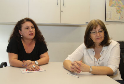 Equipes analisam a saúde em MS para elaboração de Novo Plano Estadual de Saúde A gerente de apoio à descentralização de ações de Vigilância Sanitária Ana Maria Viegas Tristão (E) e a coordenadora de Vigilância em Saúde Ambiental, Mônica Tischer.