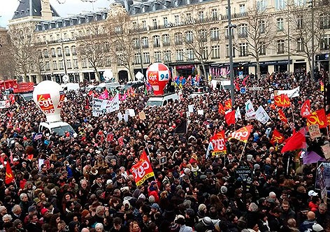 Milhares de pessoas protestam na França contra propostas de Macron Protesto em Paris contra a projeto de lei antitrabalhista / Foto: Divulgação