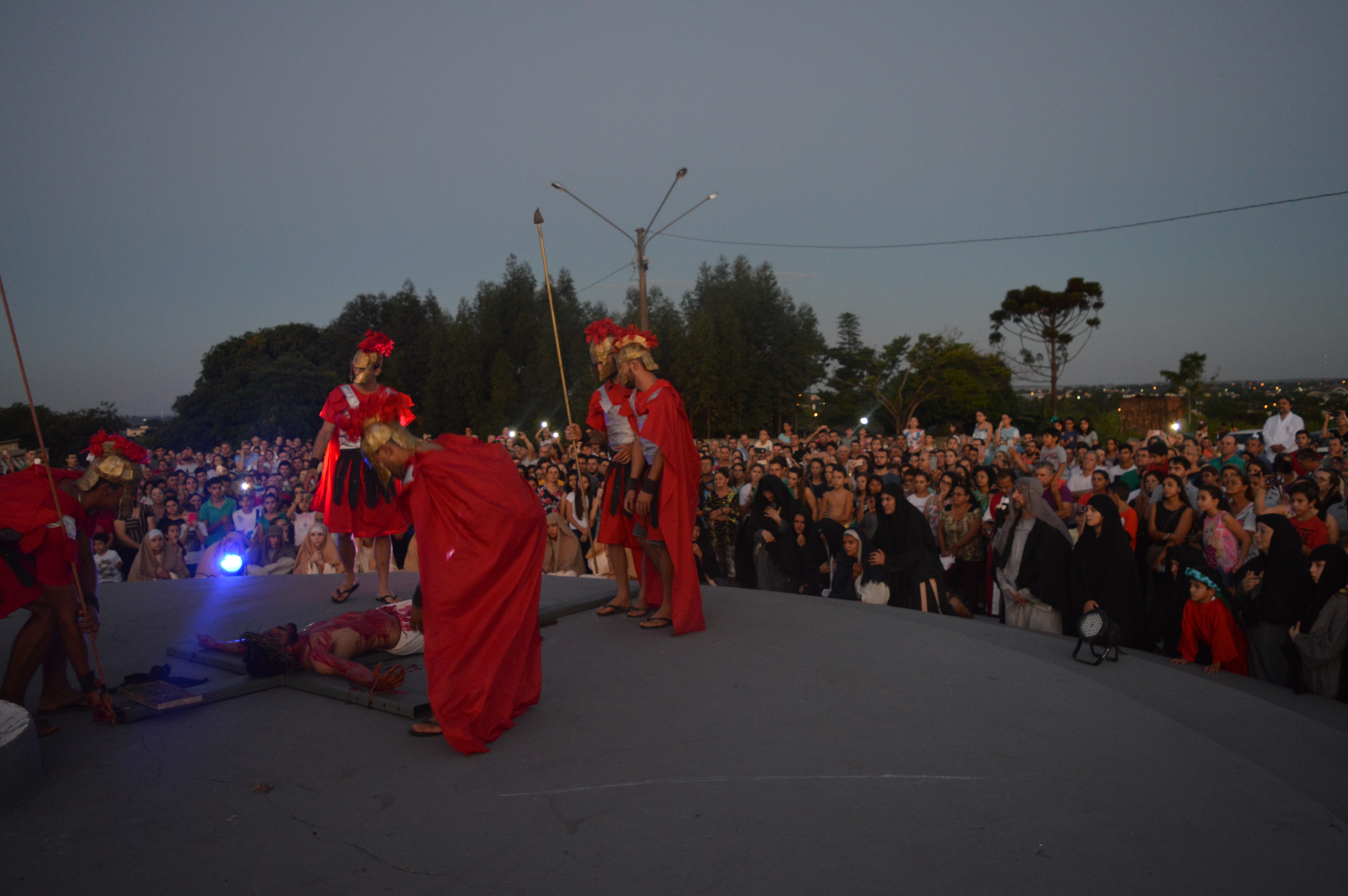 Celebração da Paixão de Cristo reuniu centenas de fiéis em Amambai Católicos amambaienses reviveram na tarde dessa sexta-feira (19), a emoção e o quebrantamento da Via Dolorosa pela qual Jesus passou antes de ser crucificado / Foto: Moreira Produções