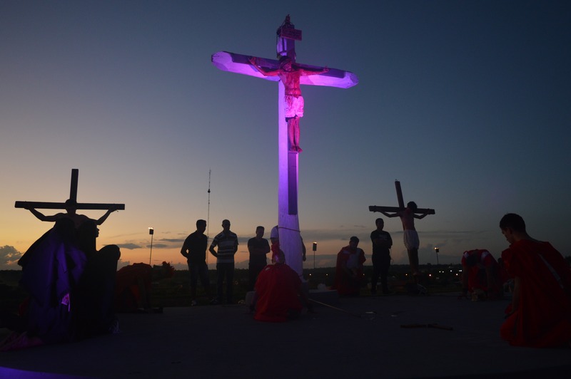 Celebração da Paixão de Cristo reuniu centenas de fiéis em Amambai A encenação foi feita por crianças, jovens e adultos da Paróquia Nossa Senhora Auxiliadora / Foto: Moreira Produções