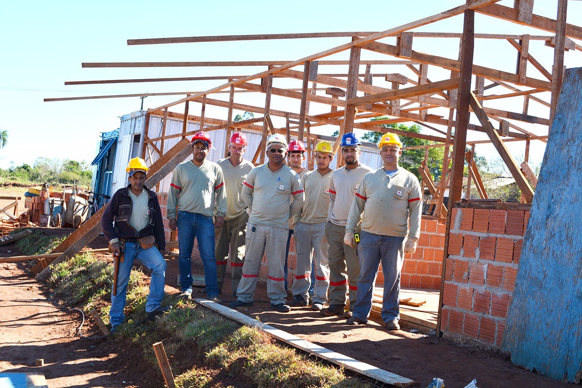 Obras no Loteamento Caiuás geram mais empregos e renda para Amambai Equipe de colaboradores que estão trabalhando no início das obras / Foto: Felipe Schinaider