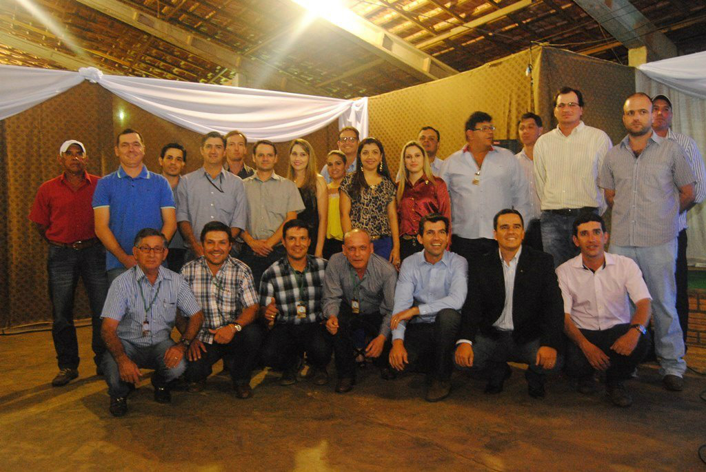 Agronegócio e eleições são destaques na abertura da Expobai 2014 Diretores e colaboradores do Sindicato Rural de Amambai.
