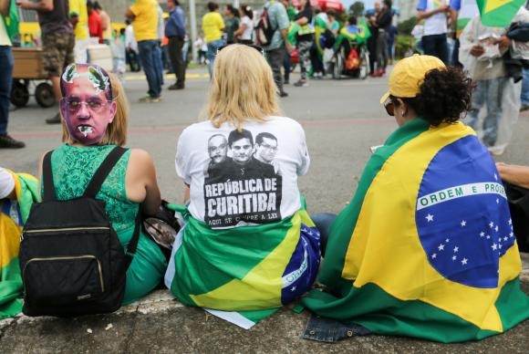 Manifestantes contra Lula protestam na Esplanada dos Ministérios durante julgamento do habeas corpus Fabio Rodrigues Pozzebom/Agência Brasil