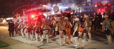 Polícia detém 47 pessoas em primeira manifestação pacífica em Ferguson