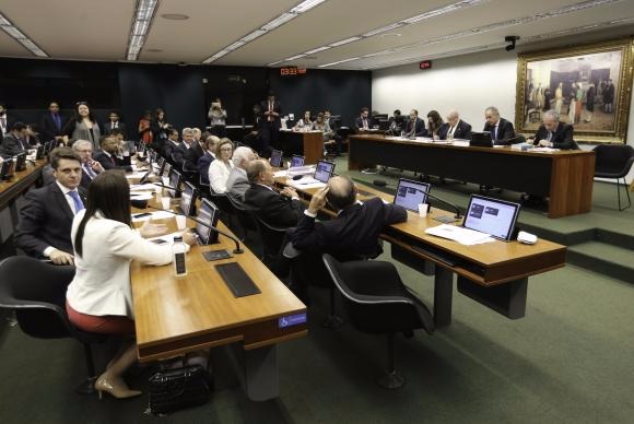 A Comissão Especial da Reforma Política retoma os debates Fabio Rodrigues Pozzebom/Arquivo Agência Brasil