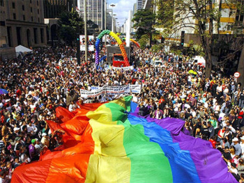 Valsa ao ar livre marca Parada do Orgulho LGBT em São Paulo
