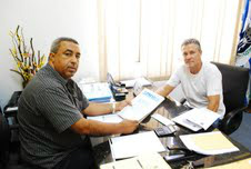 Diretor do Previbai entrega relatório demonstrativo para a Câmara de Vereadores E/D - Vereador Carlinhos e o diretor do Previbai, Joao Ramão / Foto: Assessoria