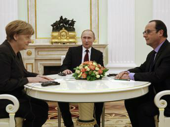 Merkel, Putin e Hollande durante a reunião de cinco horas.REUTERS/Maxim Zmeyev