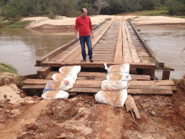 Pontes e estradas rurais são danificadas com as chuvas em Amambai Cabeceira de ponte danificada sobre o rio Ijoguy, na região da fazenda Alexandria / Foto: Arquivo/Sec. de Obras