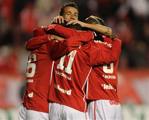 Jogadores colorados comemorando vitória