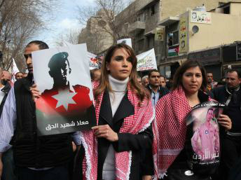 A rainha Rania, da Jordânia, em manifestação nesta sexta-feira em Amã.- REUTERS/Petra News Agency