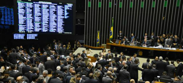 Câmara aprova em segundo turno texto-base da reforma política Por 420 a favor, 30 contra e 1 abstenção, o texto-base da proposta de reforma política foi aprovado pelos deputados federais / Foto: Divulgação