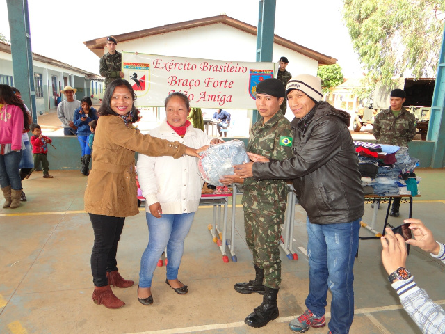17º RC Mec realiza entrega de agasalhos em Amambai Cerca de mil peças, entre roupas e calçados foram arrecadados / Foto: 17º RC Mec