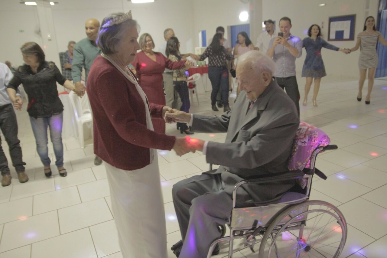 Momento em que o casal dançou a valsa dos noivos durante a comemoração de 70 anos de casamento / Foto: Reprodução
