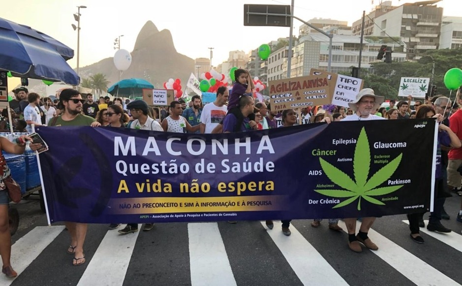 Manifestantes pedem legalização da maconha em marcha no Rio Manifestantes pedem legalização da maconha em marcha no Rio