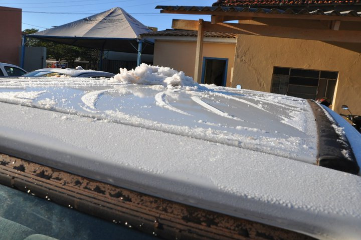 Temperatura em Amambai chega a -1° C na madrugada desta segunda-feira Os carros que estavam no pátio da Prefeitura de Amambai amanheceram cobertos por uma grossa camada de gelo. Fotos: Felipe Schinaider.