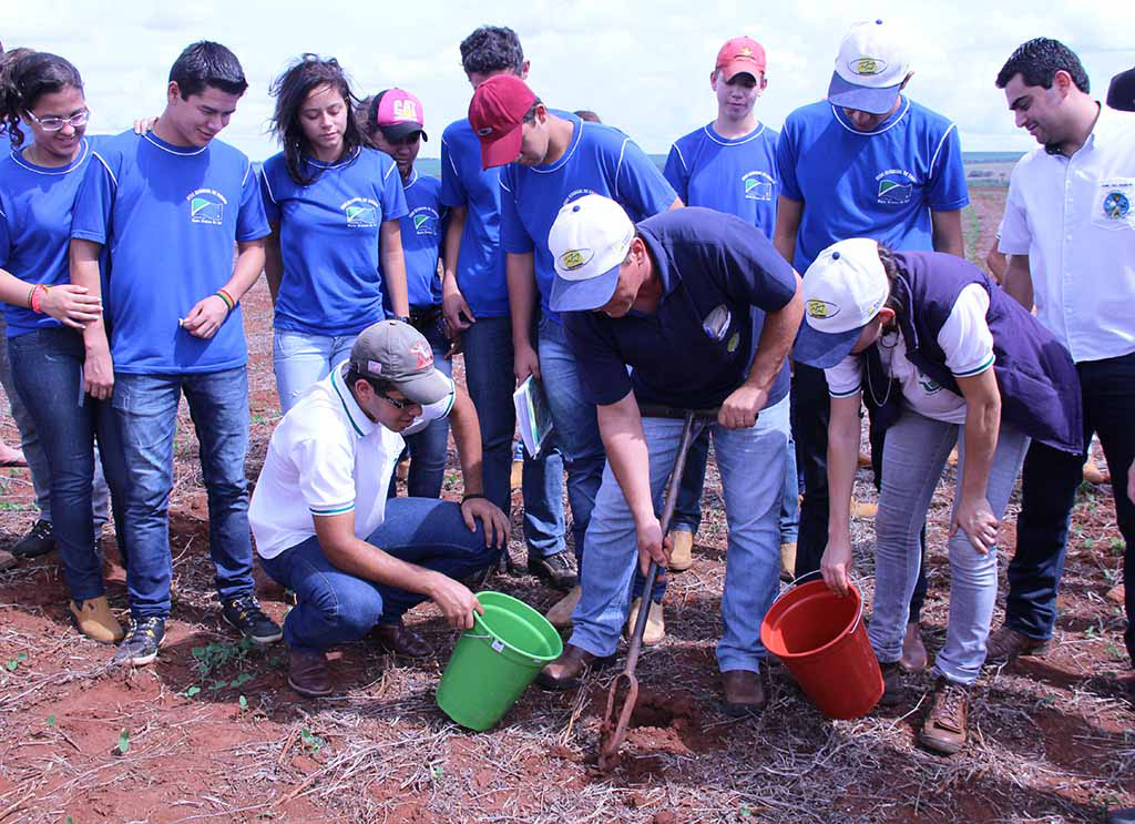 Alunos também participaram de aula prática sobre amostragem de solo