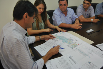 Prefeito Dirceu Lanzarini durante assinatura das ordens de serviços/Foto: Moreira Produções