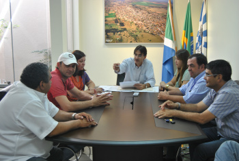 Prefeito critica manifestações contra projetos para o Previbai Prefeito Dirceu Lanzarini(centro) falando sobre as manifestações contrárias aos projetos para o Previbai/Foto/Moreira Produções