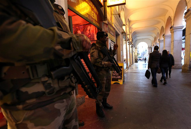 Um mês após atentados, ministro diz que França não tolerará terrorismo