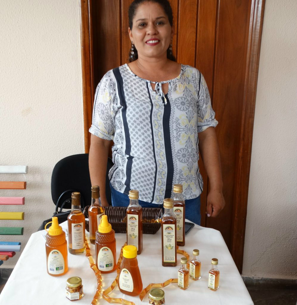 Agraer incentiva protagonismo feminino no campo Apicultora Maria de Fátima BrazFoto: Divulgação