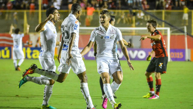 Santos vence Vitória fora de casa e embola disputa pela liderança