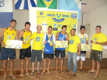 AABB de Amambai encerra o 5º Circuito Ouro de Vôlei de Praia Equipes masculinas recebendo a premiaçãoFoto: Moreira Produções