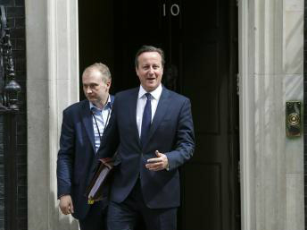 O primeiro-ministro da Grã-Bretanha, David Cameron, ao deixar sua residência nesta quarta-feira (8), em Londres. 