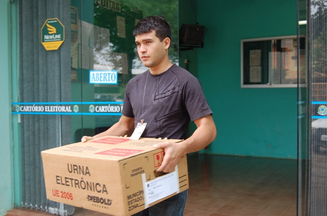 Amambaienses se preparam para as eleições de domingo o técnico de urna do Cartório Eleitoral de Amambai, Roberto Corrêa Maciel.