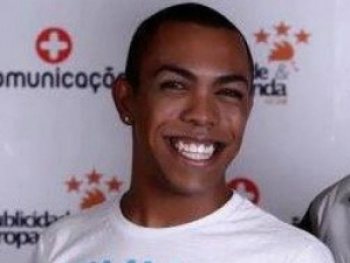 Amigos relatam que jovem estava sumido desde ontem. Corpo foi encontrado por volta das 13h, na Orla Morena. (Foto: Reprodução/Facebook)