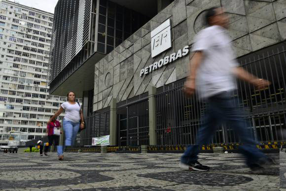 Petrobras reduz em 25% previsão de investimentos até 2019 A Petrobras reduziu em US$ 32 bilhões a projeção de investimentos para o período 2015-2019