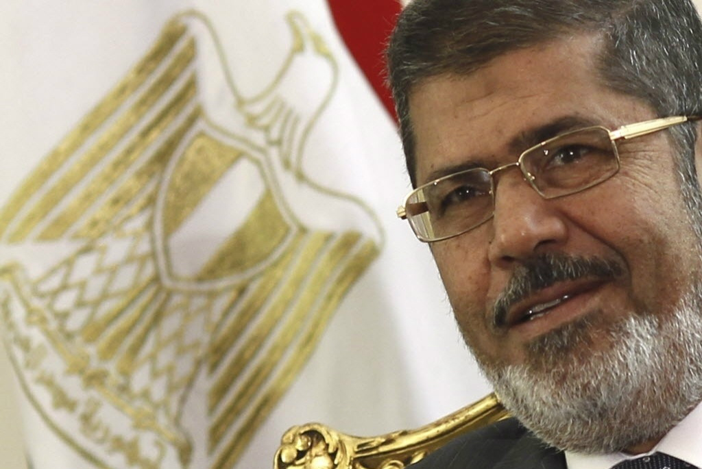 Mursi assumiu uma postura desafiadora no tribunal, cantando 