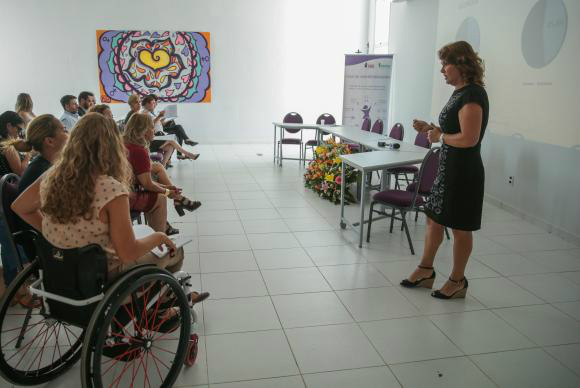 Pesquisa revela que salário das mulheres é cerca de 20% menor que o dos homens A economista do Dieese, Adalgiza Amaral, apresenta os resultados da Pesquisa de Emprego e Desemprego no Distrito Federal, relativos à mulher no mercado de trabalhoFoto: Divulgação