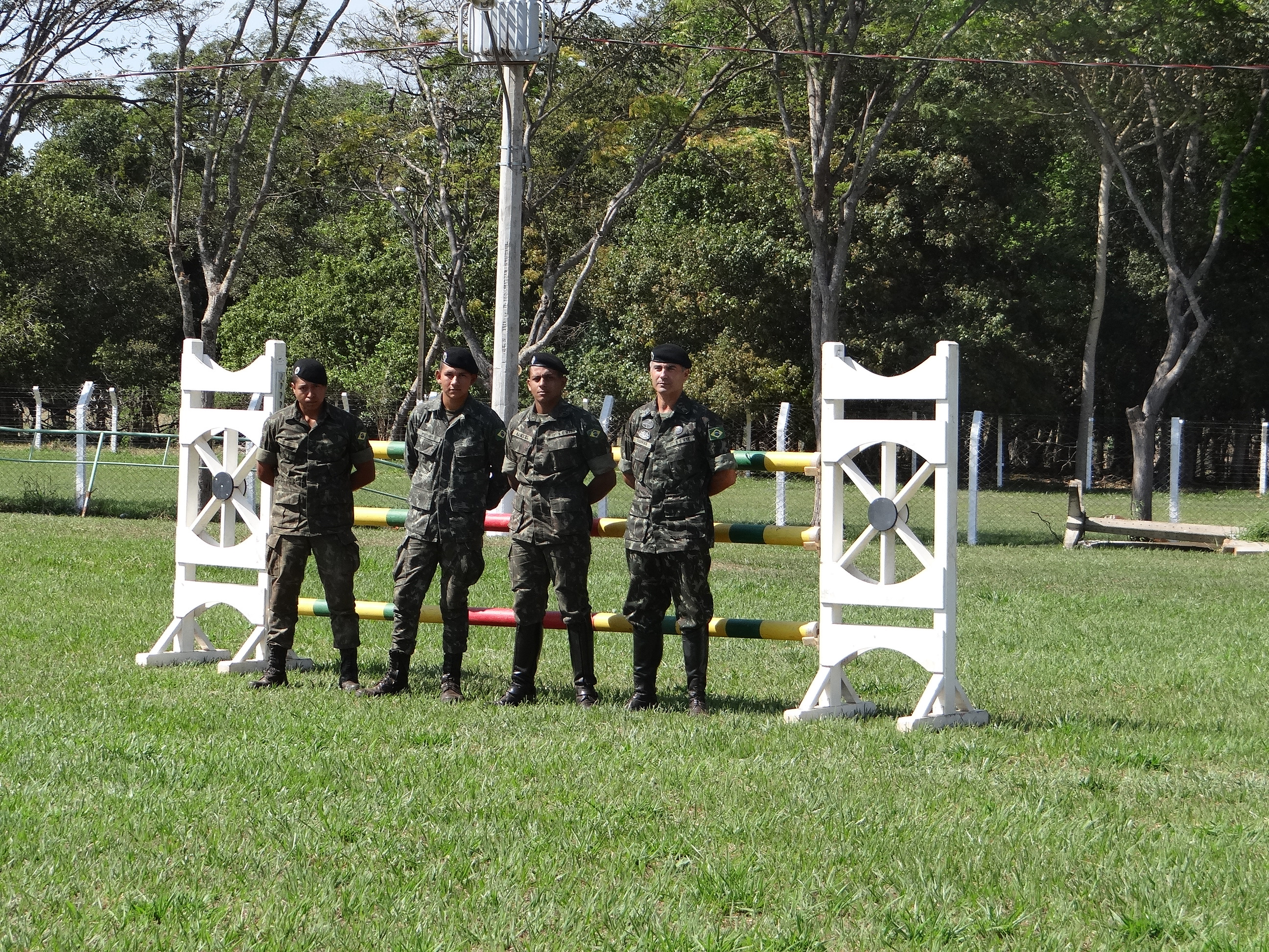 Militares montaram a estrutura no local durante a manhã desta sexta-feira (5) / Foto: Moreira Produções