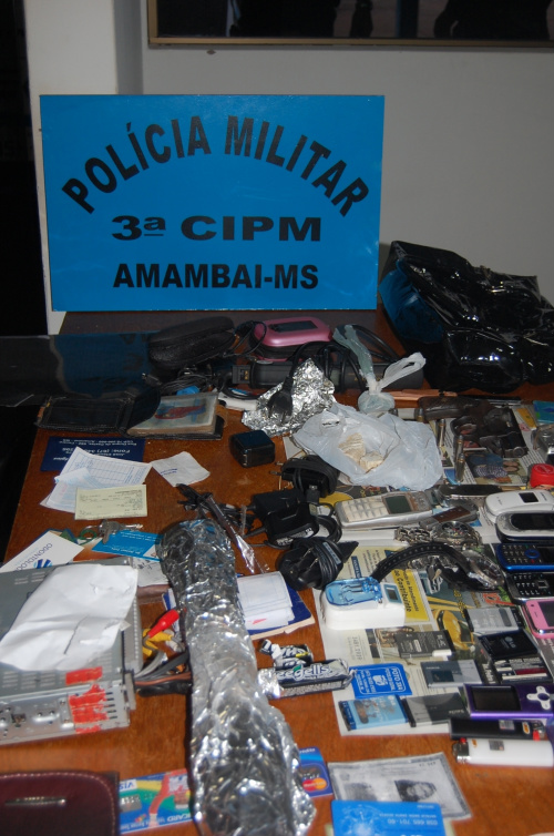 Foram encontrados diversos aparelhos celulares, TVs, bicicletas, aparelhos de som, máquina digital e ferramentas, provenientes de furtos para serem trocadas por droga, além de um revólver calibre 38 com cinco munições intactas e outros materiais.