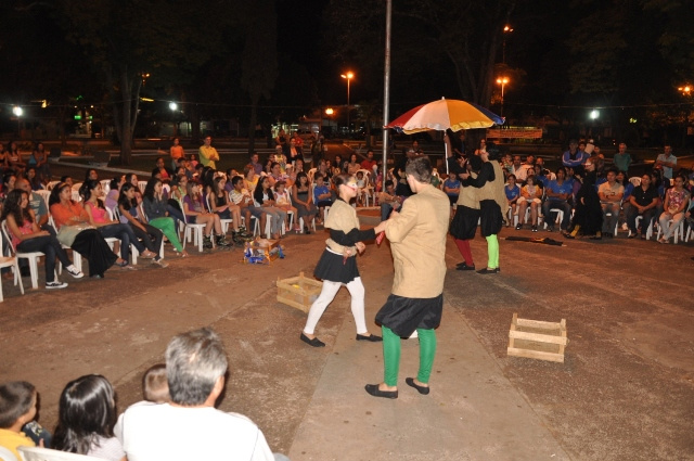 Prefeitura e Fundação de Cultura trouxeram Teatro na Praça Prefeitura e Fundação de Cultura trouxeram Teatro na Praça
