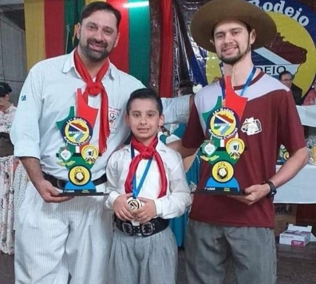 Pai e filhos: unidos pelo amor, na chula e nos pódios Jaime, Eduardo e Matheus juntos acumulam mais de 130 troféus. / Foto: Arquivo Pessoal