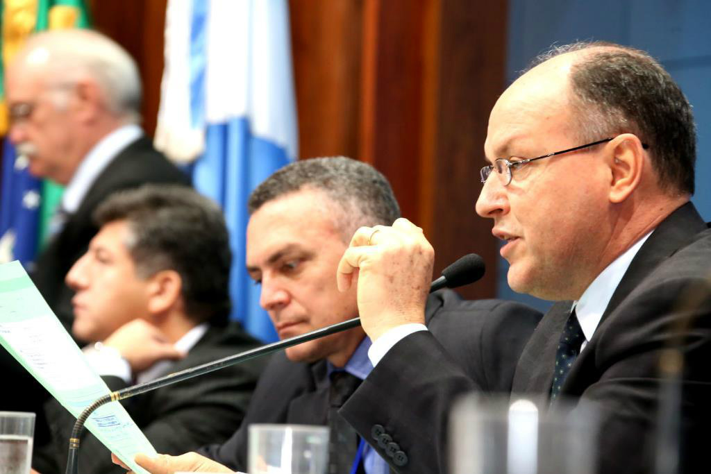 Mochi apresenta carta de encontro de fé e política Mochi fez a leitura da Carta de Costa