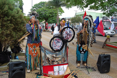 Agenda de final de semana para Amambai e região A família equatoriana que está de passagem por Amambai. Eles tocam música tradicional e se vestem com trajes típicos da cultura.