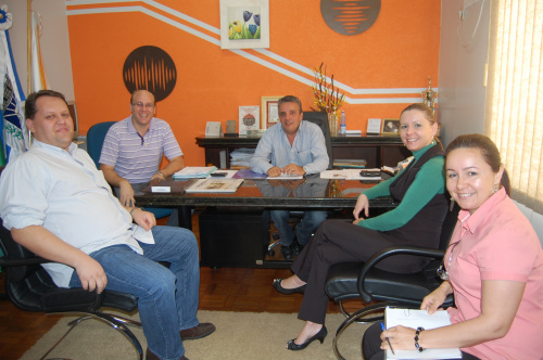 Acia organiza campanha Natal da Gente Reunião de diretores da ACIA com o presidente da Câmara, vereador Roberto Protético, para tratar do apoio do legislativo à Campanha de Natal.