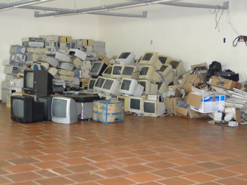 Prefeitura de Amambai realiza coleta de lixo eletrônico A preocupação da Prefeitura com o recolhimento deste tipo de lixo se deve principalmente ao seu potencial poluidor, já que estes equipamentos são fabricados com metais pesados altamente tóxicos.