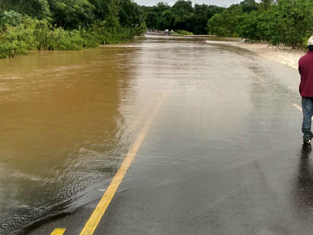 Paraná tem 23 rodovias interditadas por causa de fortes chuvas Paraná tem 23 rodovias interditadas por causa de fortes chuvas