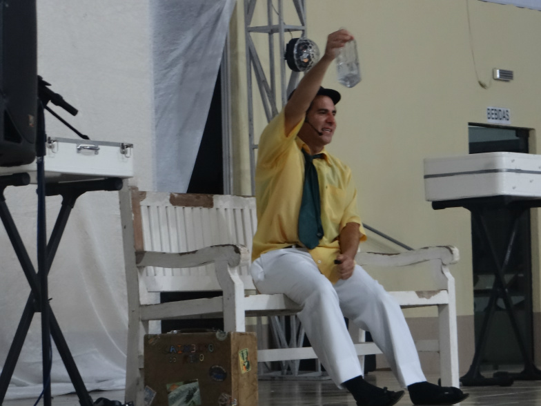 Humorista Giovani Braz apresentando um de seus personagens principais. Foto: Moreira Produções/Amambai Notícias